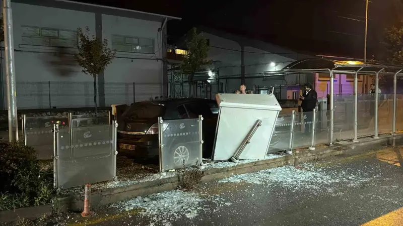 Eskişehir'de Otomobil Tramvay Durağına Daldı: 1 Kişi Yaralandı