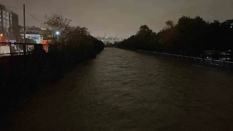 İstanbul'daki Sağanak Yağış Sebebiyle Kağıthane Deresi Taşma Noktasına Ulaştı