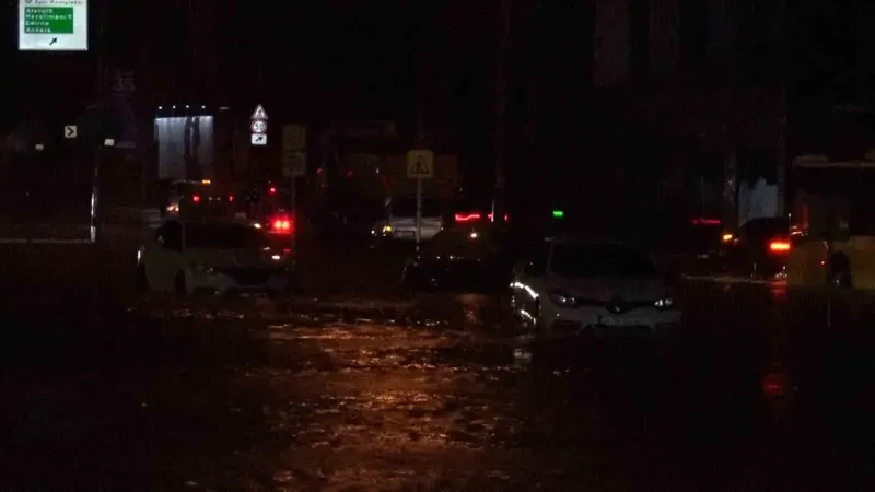 Sarıyer’de Şiddetli Sağanak Yağış Sonrası Kemerburgaz Caddesi Göle Döndü