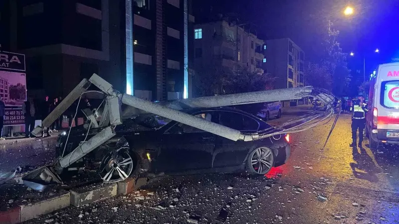 Karaman'da Kontrolden Çıkan Otomobil Direğe Çarptı: İki Yaralı