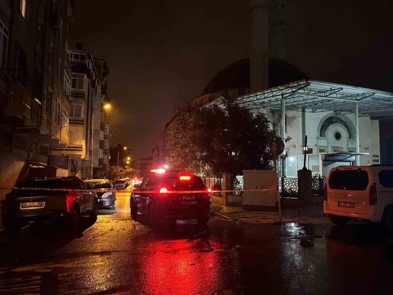 Küçükçekmece'de Şiddetli Yağış Cami Minaresinden Levhaların Düşmesine Neden Oldu