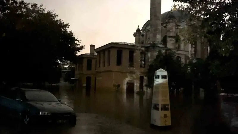 Şiddetli Yağış Sonrası Kağıthane Deresi Taştı Tarihi Sadabad Camisi Sular Altında Kaldı