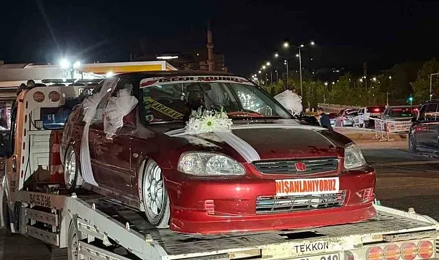 Süsleri bozulmasın diye nişan arabasını çekici üstünde tören salonuna götürdüler