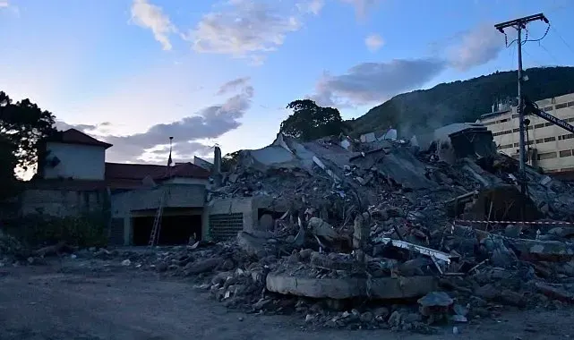 Venezuela'da enkaz altındaki çocuk 6 saatlik operasyonla kurtarıldı
