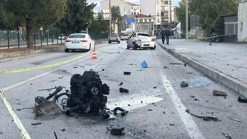 Burdur'da İki Otomobilin Çarpıştığı Kazada Motor Yola Fırladı
