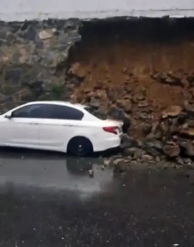 Sultangazi’de Yağmur Nedeniyle Çöken Duvar Otomobile Zarar Verdi