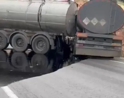 Gaziantep te Akaryakıt Yüklü İki Tanker Çarpıştı Sürücüler Yaralandı