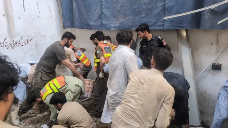 Pakistan'da Okul Çatısı Çöktü: 29 Kişi Yaşamını Yitirdi