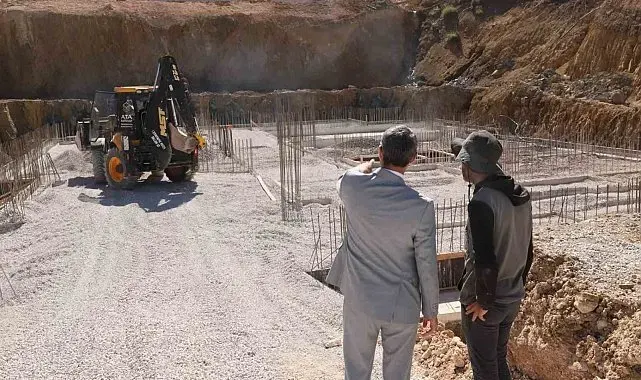 Bayburt'ta yapımı devam eden okul inşaatlarında çalışmalar sürüyor