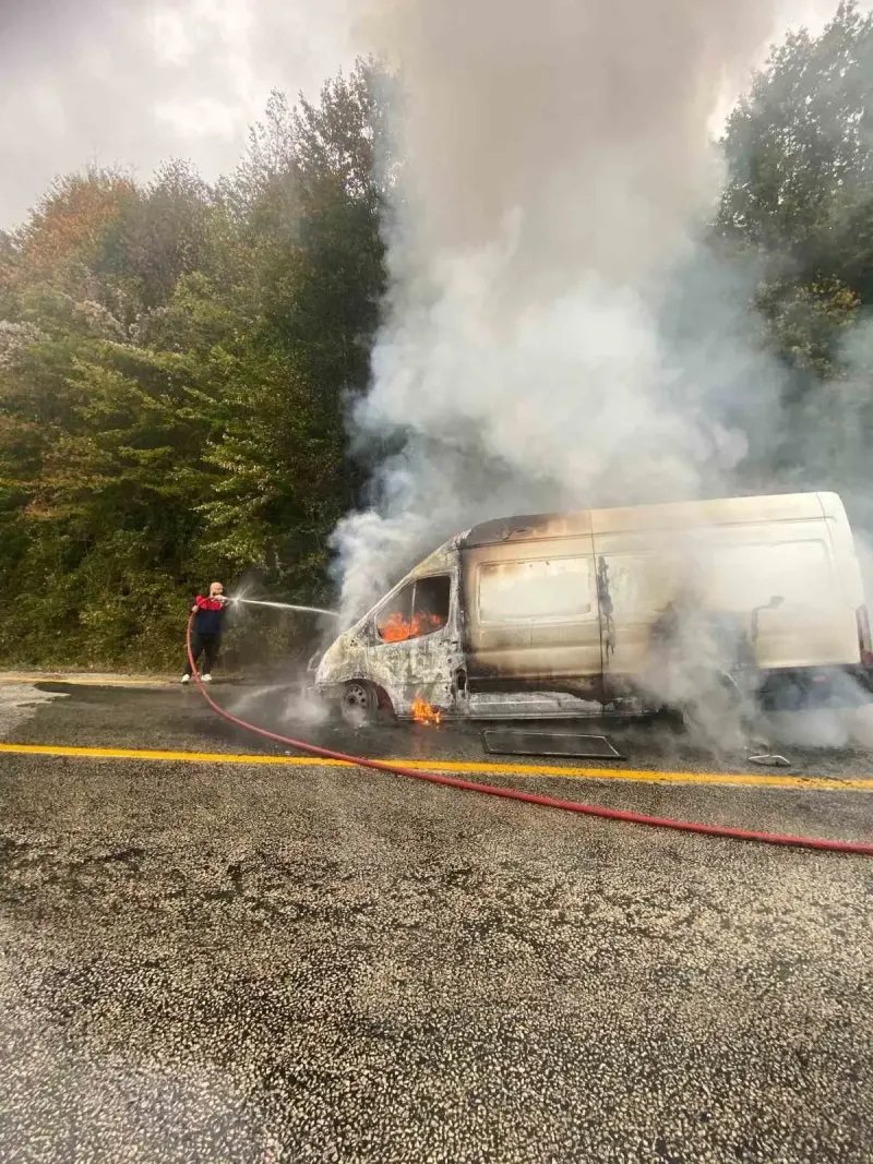 Kastamonu'da Seyir Halindeki Panelvan Alevlere Teslim Oldu