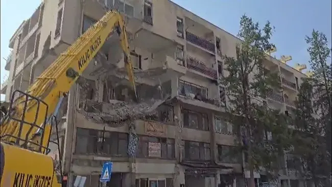 Gaziantep te Yarı Asırlık Ağır Hasarlı Yapı İçin Yıkım Mesaisi Başladı