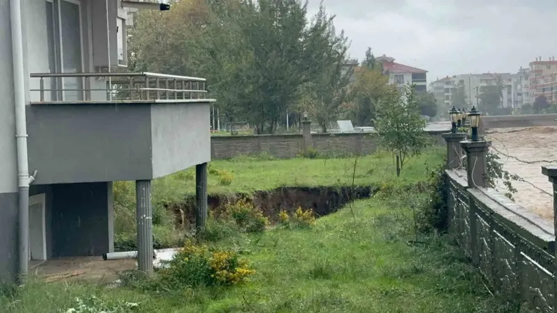 Yalova'da Sağanak Yağış Nedeniyle Toprak Çöken 5 Katlı Bina Tahliye Edildi