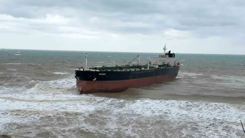 İstanbul Karadeniz Kıyısında Ham Petrol Tankeri Karaya Oturdu