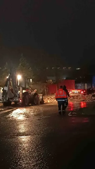 Dilovası'nda Yoğun Yağış Mesaisi: Mahsur Kalan Tır Kurtarıldı