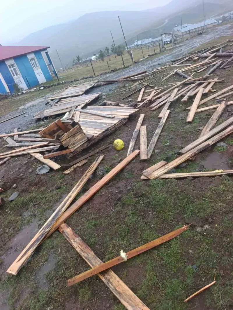 Erzurum Tekman’da Meydana Gelen Şiddetli Hortum Çatıları Uçurdu