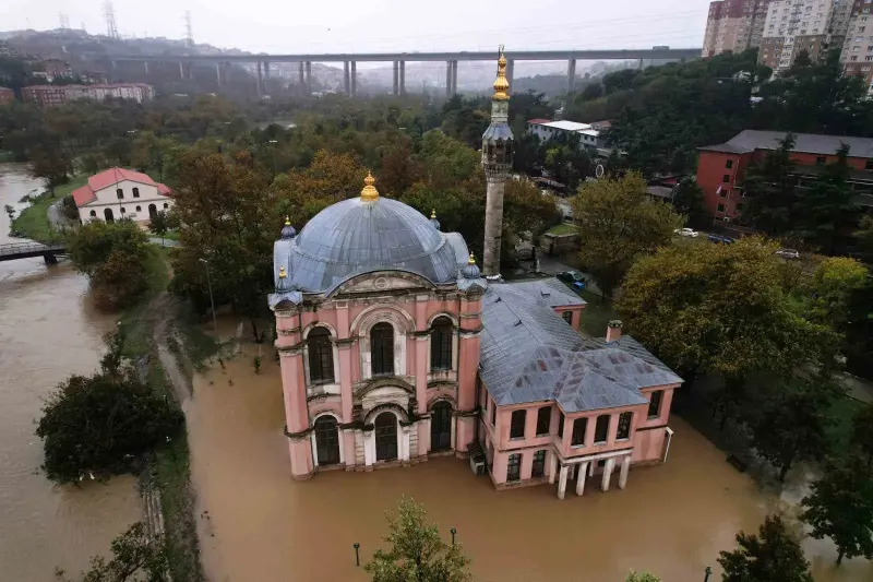 Kağıthane Deresi'nin Taşması Sonucu Tarihi Sadabat Camii Sular Altında Kaldı