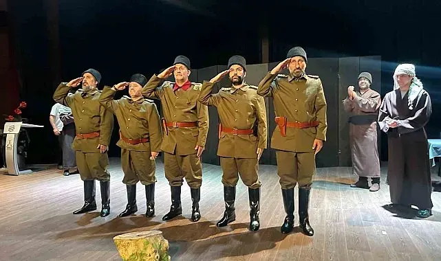 "Medine Müdafaası" ayakta alkışlandı
