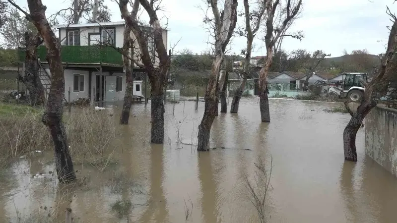 Bursa Mudanya'da Sağanak Yağış Hayatı Felç Etti: Ev ve İş Yerlerini Su Bastı