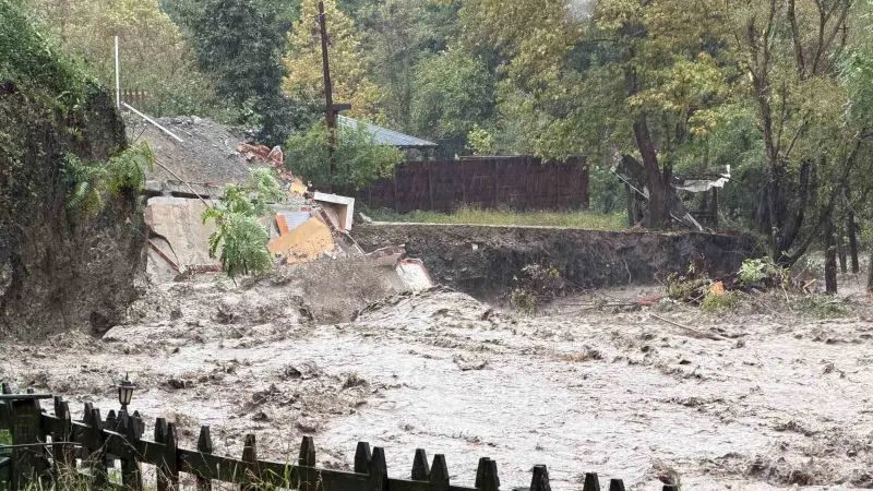 Sakarya Sapanca'da Şiddetli Yağış Sel Neden Oldu, Dere Kenarındaki Ev Yıkıldı