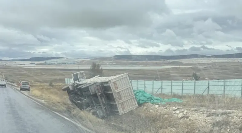 Eskişehir'de Yağış Sebebiyle Kontrolden Çıkan Kamyon Şarampole Devrildi