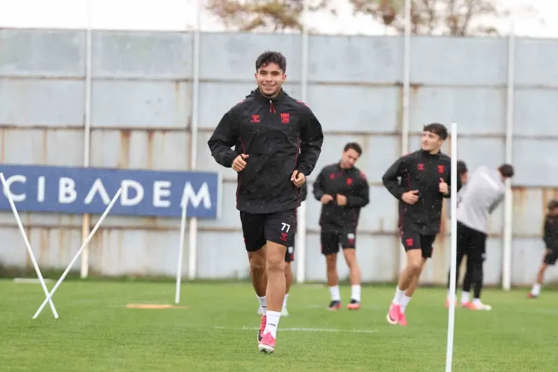 Sivasspor Yağmur Altında Sarıyer Maçının Hazırlıklarını Sürdürdü