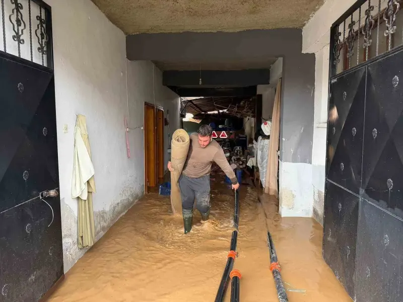 Bursa İznik'te Şiddetli Yağış Nedeniyle Kara Dere Taştı