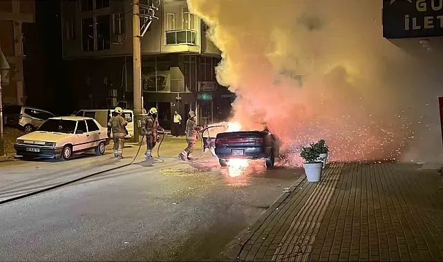 Seyir halindeki araç alevlere teslim oldu, sokak aydınlandı