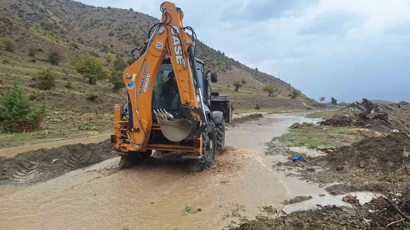 Erzincan'da Şiddetli Sağanak Hayatı Felç Etti, Kara Yolu Ulaşıma Kapandı