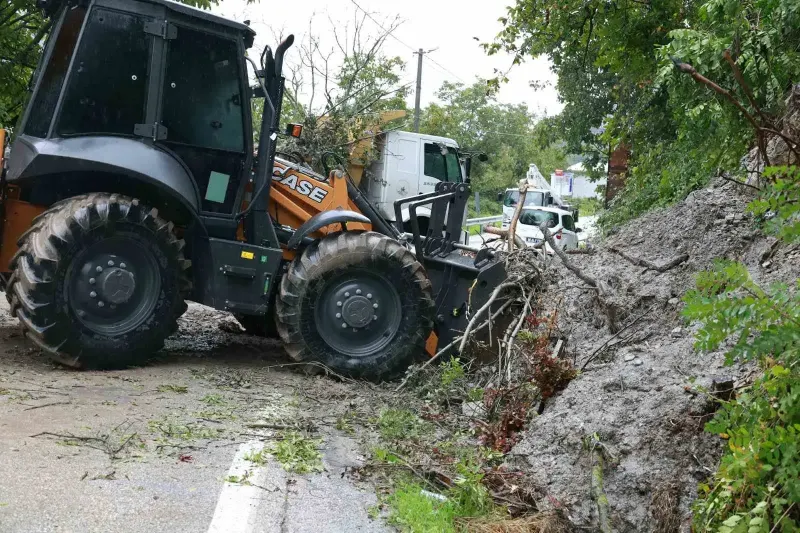 Osmangazi Belediyesi Ekiplerinden Toprak Kaymasına Hızlı Müdahale