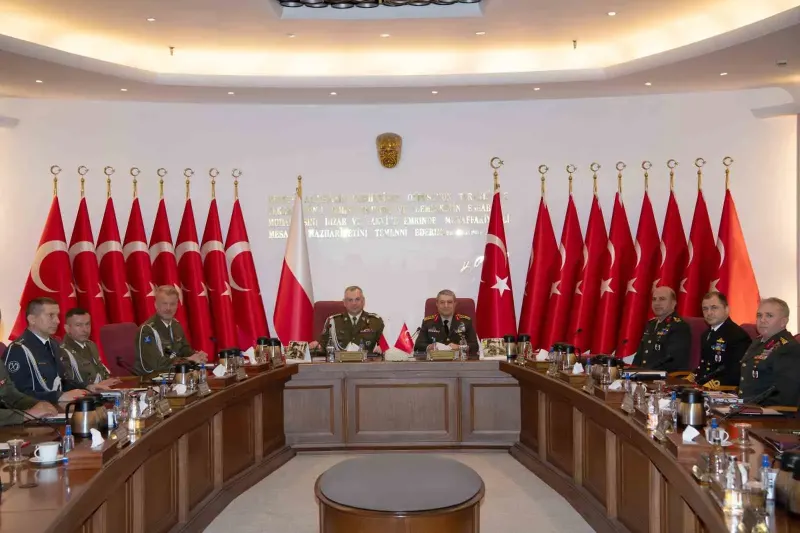 Genelkurmay Başkanı Bayraktaroğlu Polonyalı Mevkidaşı Kukula ile Görüştü