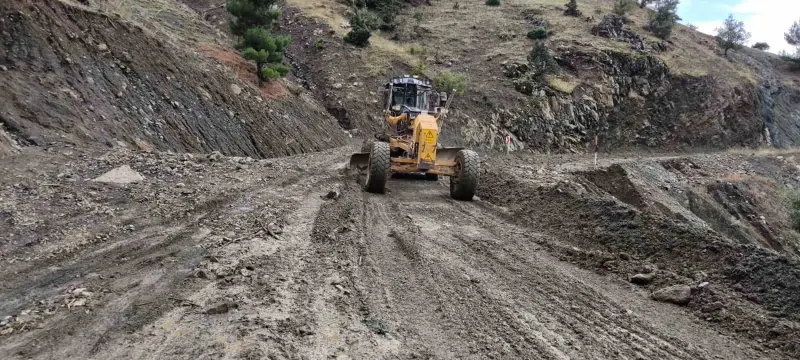 Kayseri Büyükşehir Belediyesi Ekipleri Yahyalı-Kapuzbaşı Yolunda Temizliği Tamamladı