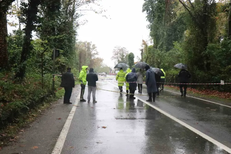 Sapanca'da Şiddetli Yağış Nedeniyle Hasar Gören Köprü Ulaşıma Kapandı