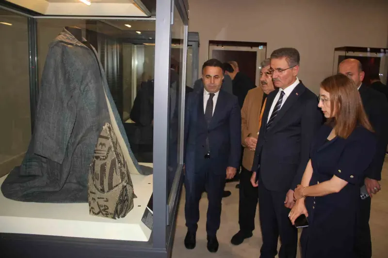 Hz. Mevlana’nın Hırkası Ve Şems-i Tebrizi’nin Serpuşu Erzurum’da Ziyaretçilerle Buluştu