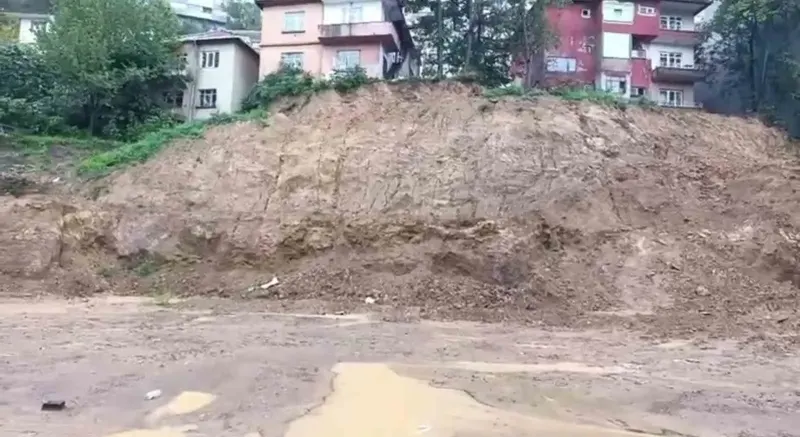 Zonguldak'ta Şiddetli Yağış Heyelana Ve Duvar Çökmesine Yol Açtı