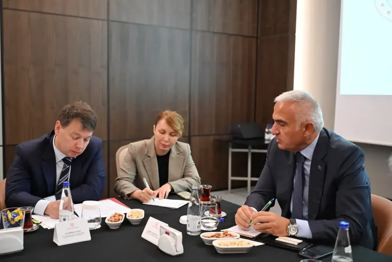 Bakan Ersoy Antalya'da Rus Heyetle Hava Ulaşımını Görüştü