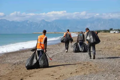 Aksu Belediyesi Tarafından Kumköy Sahili'nde Temizlik Çalışması Gerçekleştirildi