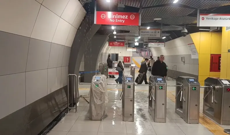 Yenibosna Metro İstasyonunda Tavandan Su Sızması Yolcuları Şaşırttı