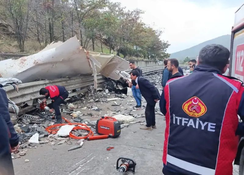 Sinop'ta Balık Yüklü Kamyon Devrildi: Bir Kişi Yaşamını Yitirdi