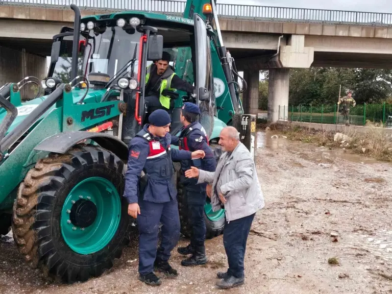 Bursa'da Su Taşkını Nedeniyle Mahsur Kalan Vatandaş Jandarma Tarafından Kurtarıldı