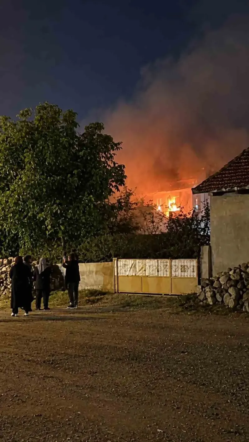 Afyonkarahisar Şuhut'ta Çıkan Ev Yangını Mahallede Paniğe Neden Oldu
