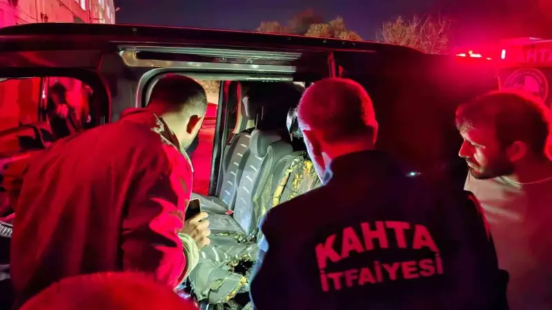 Adıyaman Kahta’da Park Halindeki Otomobil Yangını Fabrika İşçilerince Söndürüldü