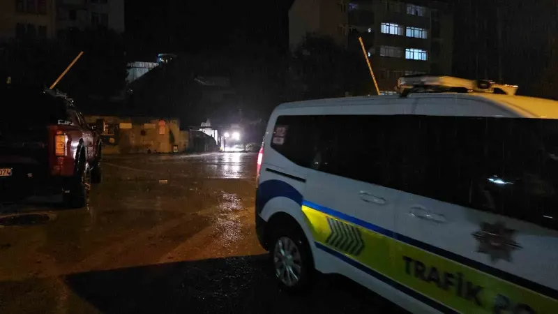 Zonguldak Çatalağzı'nda Heyelan: İstinat Duvarı Çökmesi Sonucu Araçlar Toprak Altında Kaldı