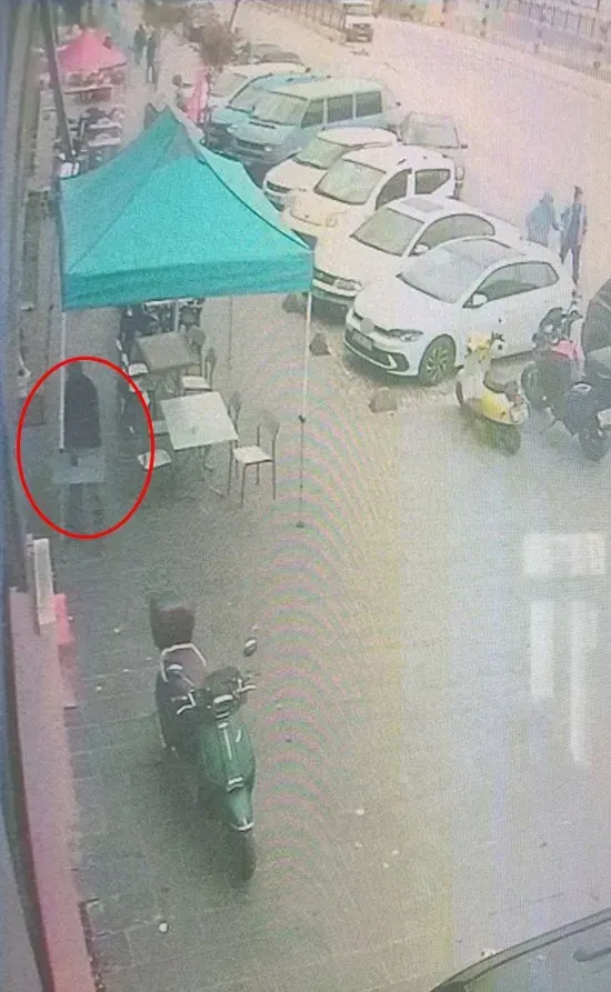 Karabükte Para İstediği Dükkanda Masayı Deviren Şahıs Kamerada