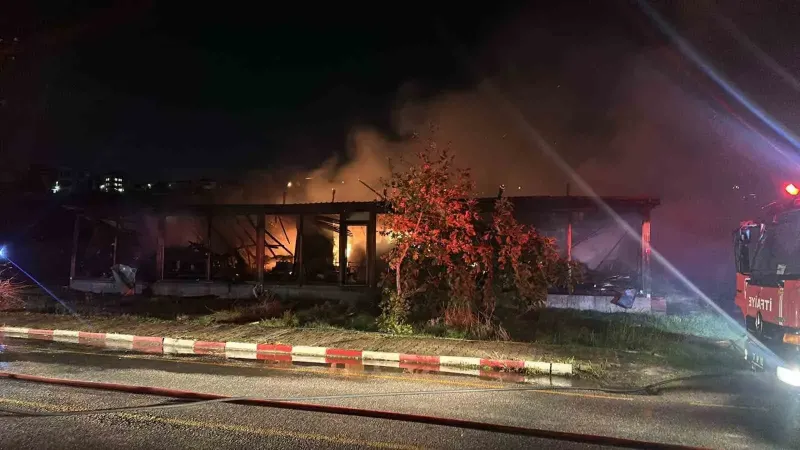 Yalova Kadıköy'de Mobilya İmalathanesinde Çıkan Yangın Söndürüldü