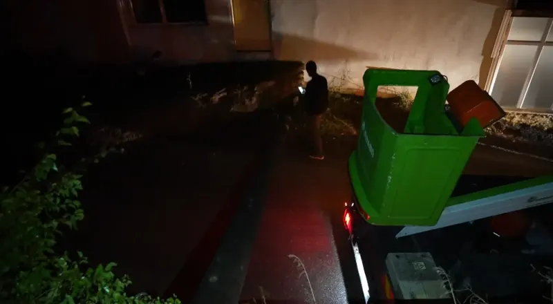 Gümüşhane'de Elektrik Direği 80 Yaşındaki Kadının Bahçesine Devrildi