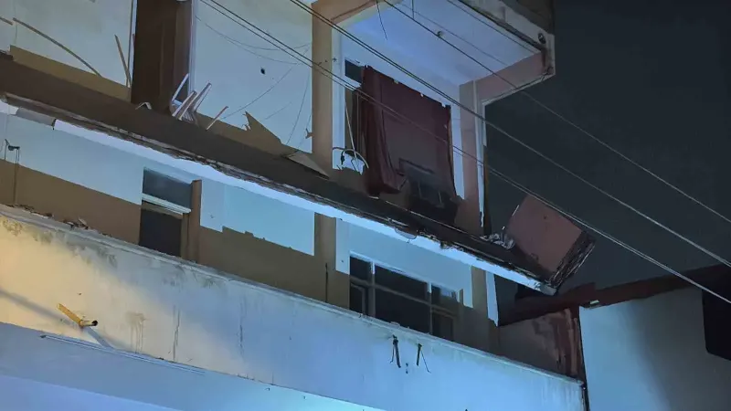 Kocaeli Darıca'da Altı Ay Önce Boşaltılan Yapının Balkonu Çökünce Sokağa Girişler Yasaklandı