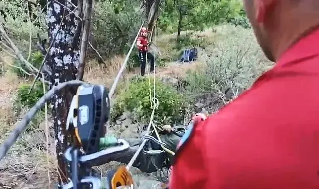 Dere kenarında mahsur kalan kardeşlerin yardımına jandarma yetişti