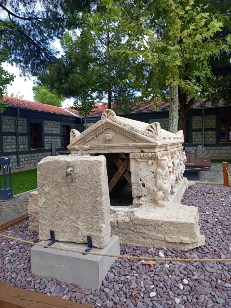Denizli'deki Tarihi Amazonlar Lahdi Müze Bahçesinde Ziyaretçilerini Ağrılıyor