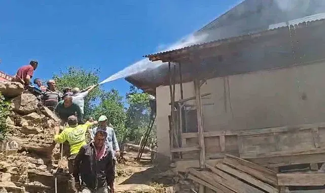Adana'nın Feke ilçesinde yangın çıkan ev kullanılamaz hale geldi