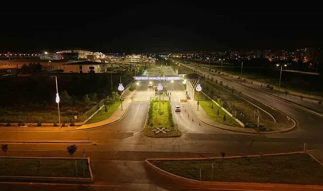 Havalimanı yolu geceleri renkli görünüme kavuşuyor